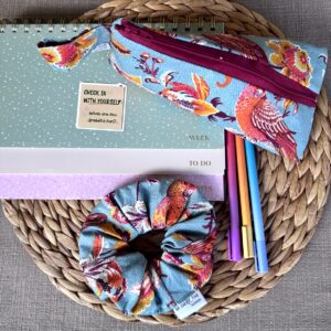 Τριγωνική Κασετίνα Σετ με Scrunchie Aqua Garden, Χειροποίητο Σετ Δώρου