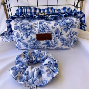 Blue Bloom Box Νεσεσέρ με scrunchie